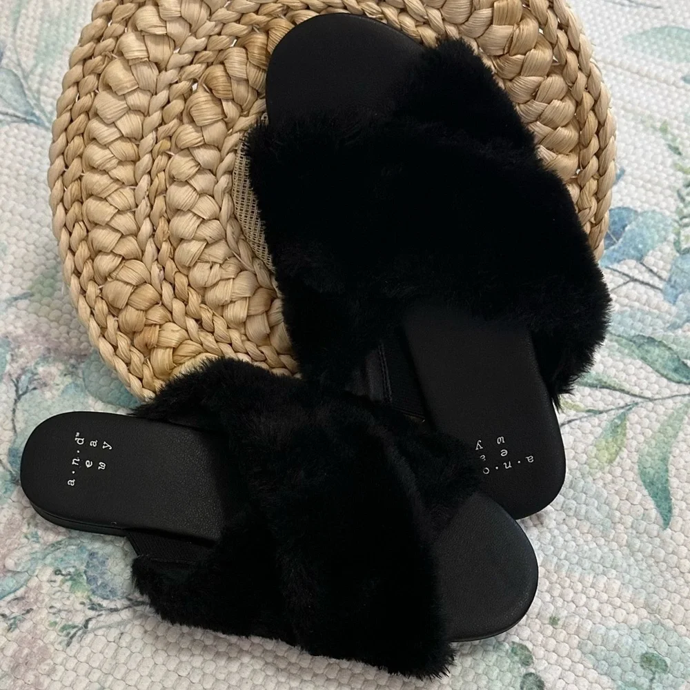 A New Day Women’s Black Fuzzy Slide Sandals Size 5.5 Crossband Faux Fur New